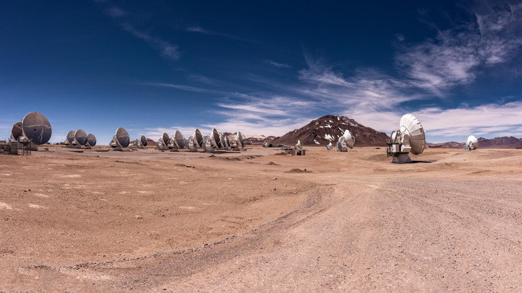 Il radiointerferometro ALMA (Atacama Large Millimeter/submillimeter Array) situato a 5000 metri d'altitudine nel deserto di Atacama in Cile.